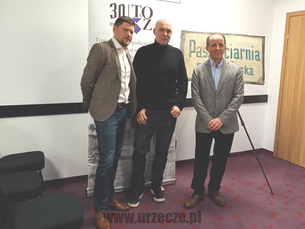 dr Łukasz Maurycy Stanaszek, dr Piotr Rytko oraz Patryk Zduńczyk w trakcie inauguracji cyklu "Nadwiślańskie historie"